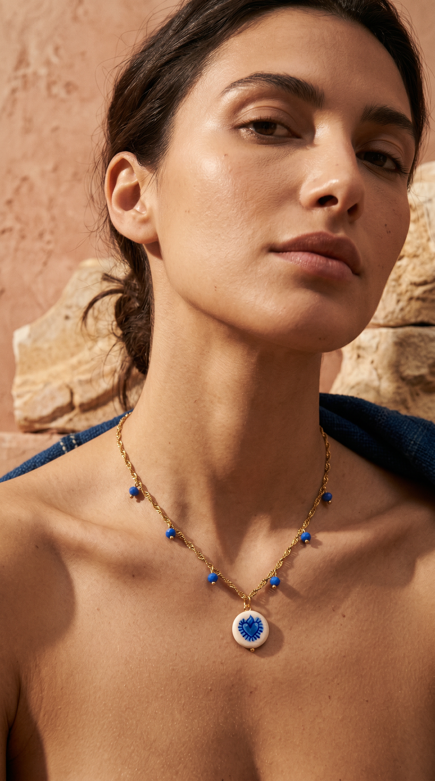 Collana girocollo Cuore Sacro blu Feminist like ROSALIA